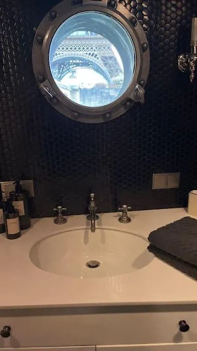 Mind-blowing Eiffel Tower Houseboat * París