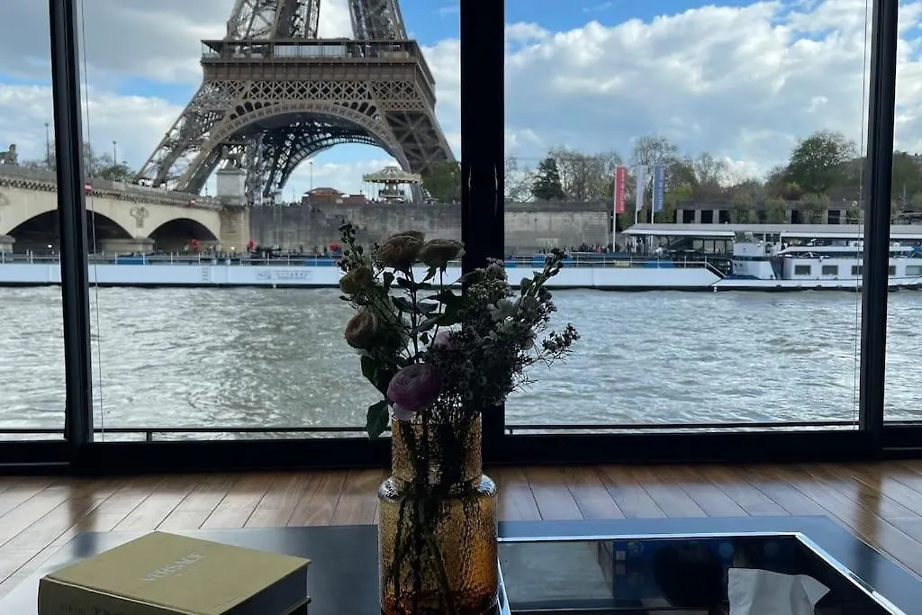 Apartment Mind-blowing Eiffel Tower Houseboat *