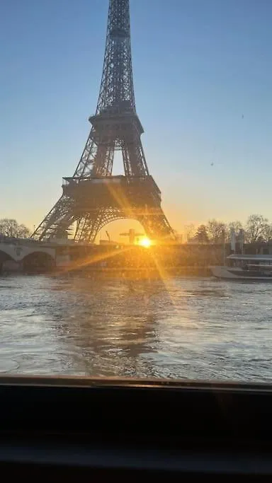 Apartment Mind-blowing Eiffel Tower Houseboat Paris