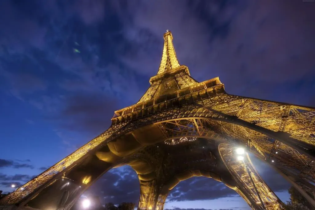 Mind-blowing Eiffel Tower Houseboat * Paris