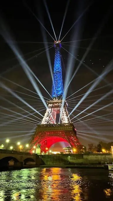Mind-blowing Eiffel Tower Houseboat Apartment Paris